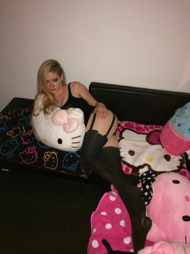 Cantoras Avril Lavigne e Rihanna também caiu na net 26