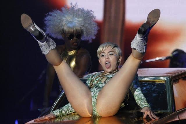 9 Miley Cyrus perna aberta