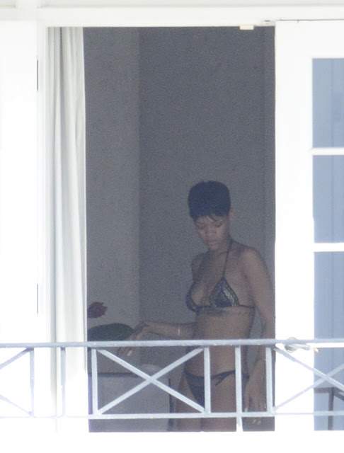 fotos rihanna nua pelada maconha peitos bunda flagra 12