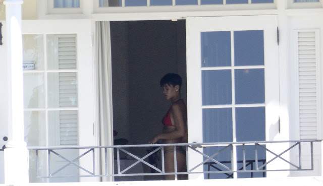 fotos rihanna nua pelada maconha peitos bunda flagra 13