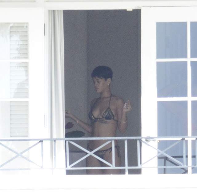 fotos rihanna nua pelada maconha peitos bunda flagra 16