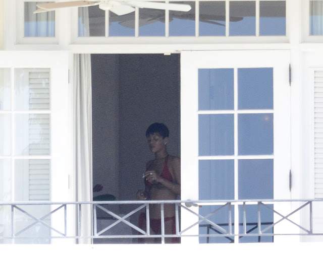 fotos rihanna nua pelada maconha peitos bunda flagra 17