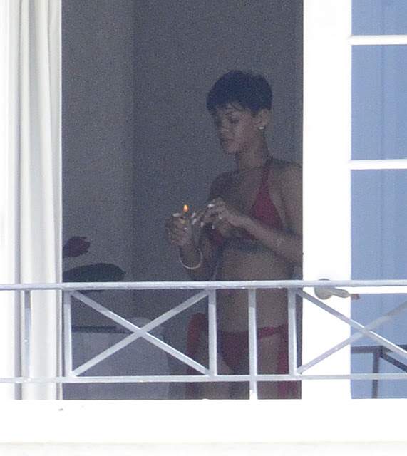 fotos rihanna nua pelada maconha peitos bunda flagra 6