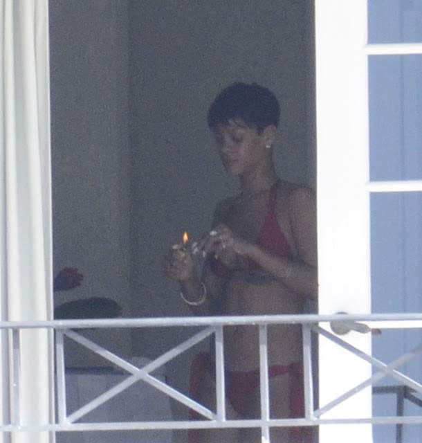 fotos rihanna nua pelada maconha peitos bunda flagra 7