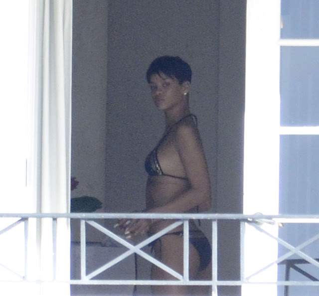 fotos rihanna nua pelada maconha peitos bunda flagra 8