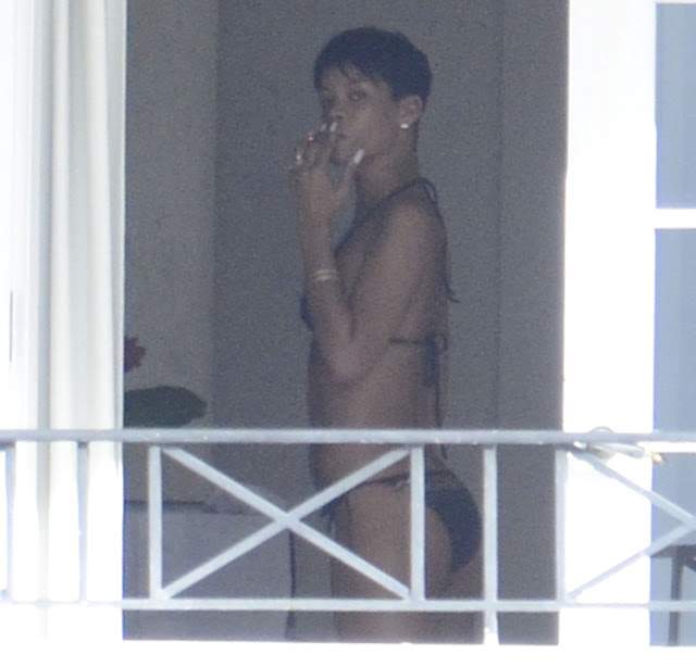 fotos rihanna nua pelada maconha peitos bunda flagra 9