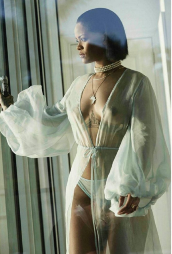 Rihanna mostrando peitinhos em fotos