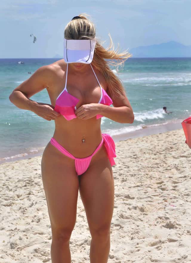 Aryane Steinkopf exibe bumbum avantajado em dia de praia no RJ 3