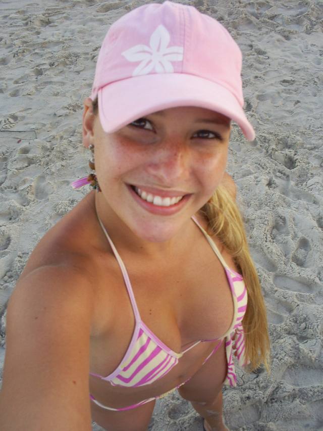 Irmãs gostosas tirando uma ferias na praia 