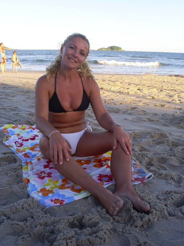 Irmãs gostosas tirando uma ferias na praia 