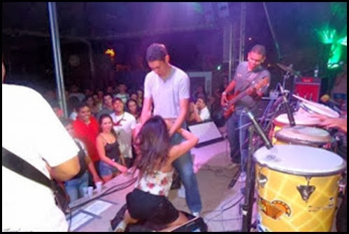 Banda faz sexo oral durante show e o caso vai parar na justiça