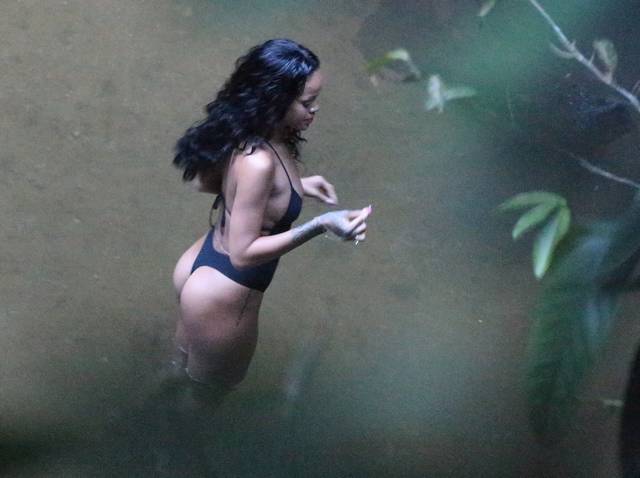 Rihanna flagrada mostrando bunda gostosa cachoeira maconha 1