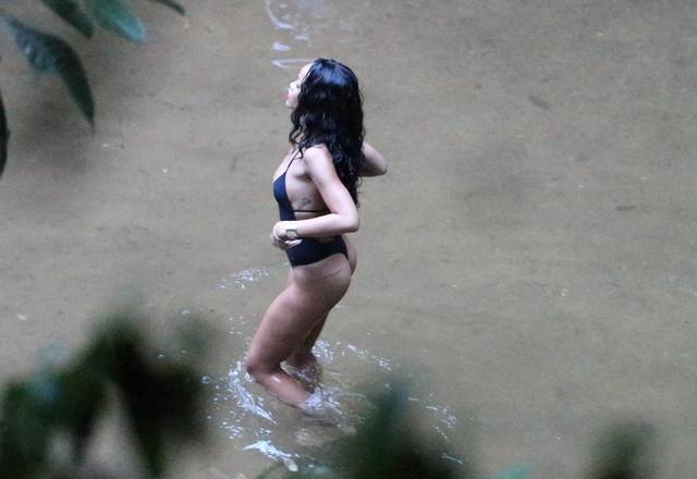 Rihanna flagrada mostrando bunda gostosa cachoeira maconha 10