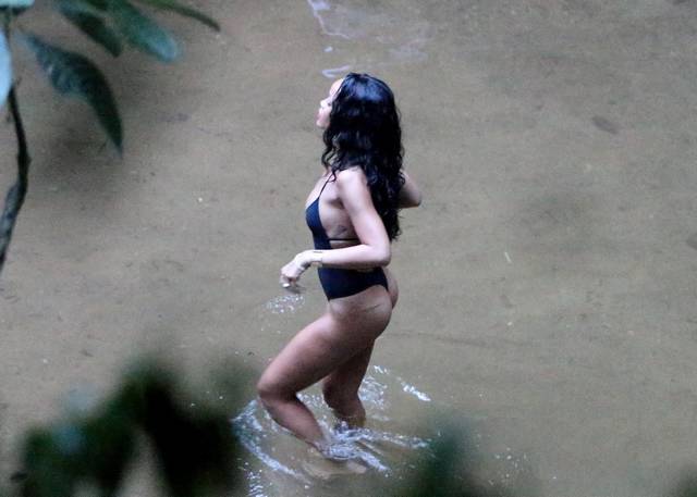 Rihanna flagrada mostrando bunda gostosa cachoeira maconha 11