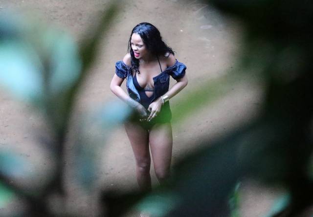 Rihanna flagrada mostrando bunda gostosa cachoeira maconha 2