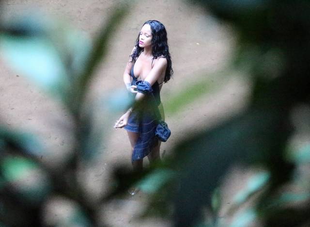 Rihanna flagrada mostrando bunda gostosa cachoeira maconha 3