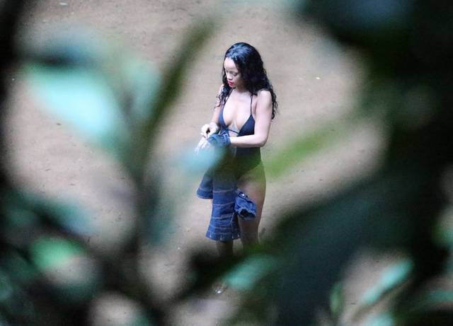 Rihanna flagrada mostrando bunda gostosa cachoeira maconha 4