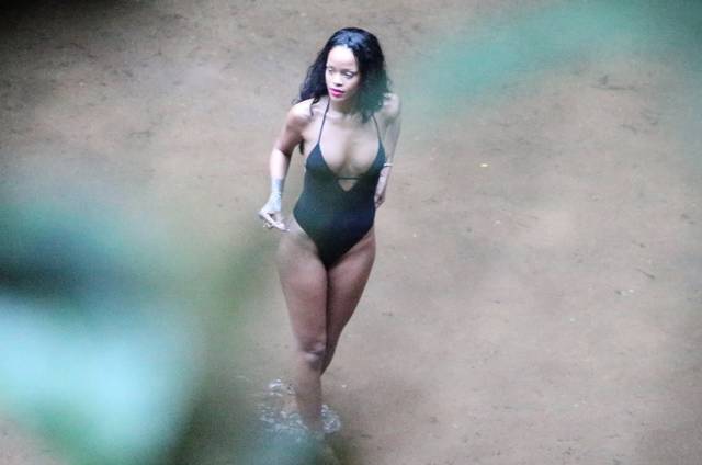 Rihanna flagrada mostrando bunda gostosa cachoeira maconha 5