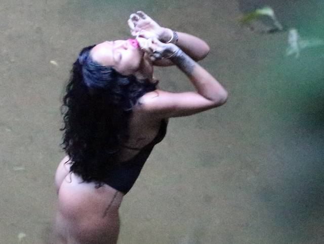 Rihanna flagrada mostrando bunda gostosa cachoeira maconha 6
