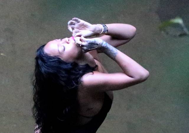 Rihanna flagrada mostrando bunda gostosa cachoeira maconha 7