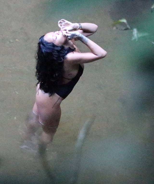 Rihanna flagrada mostrando bunda gostosa cachoeira maconha 8