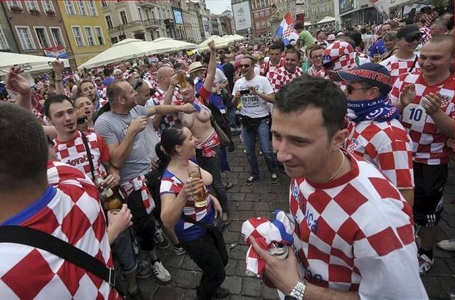 Gostosas flagradas mostrando os peitos pelos estádios do mundo 19