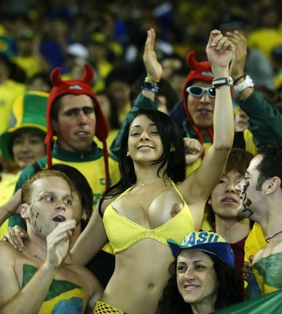 Gostosas flagradas mostrando os peitos pelos estádios do mundo 21