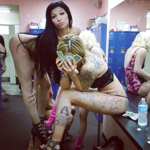 O-que-realmente-acontece-nos-bastidores-de-um-Club-de-Strip-27