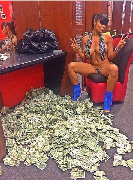 O-que-realmente-acontece-nos-bastidores-de-um-Club-de-Strip-34