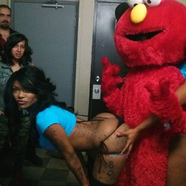 O-que-realmente-acontece-nos-bastidores-de-um-Club-de-Strip-7