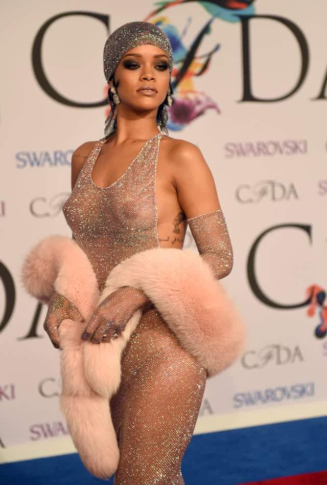 Rihanna usa look ousado, que deixa seios à mostra 3