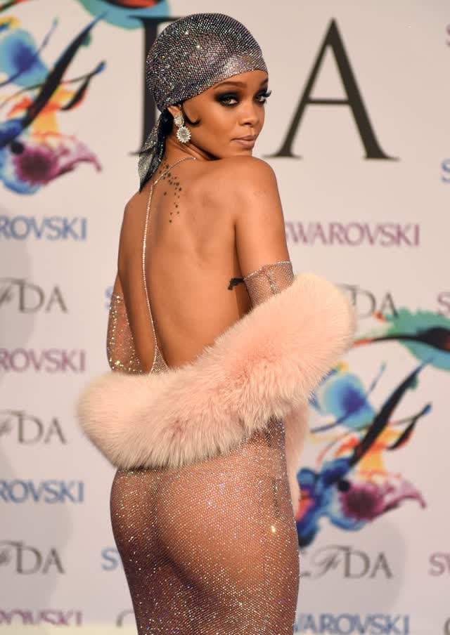 Rihanna usa look ousado, que deixa seios à mostra 4