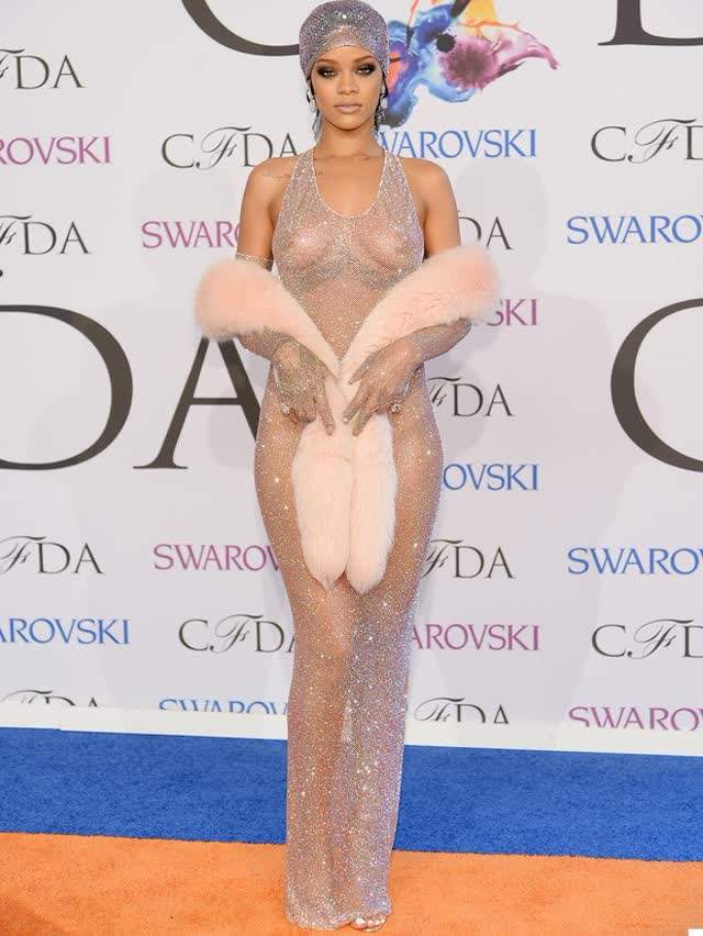 Rihanna usa look ousado, que deixa seios à mostra 7