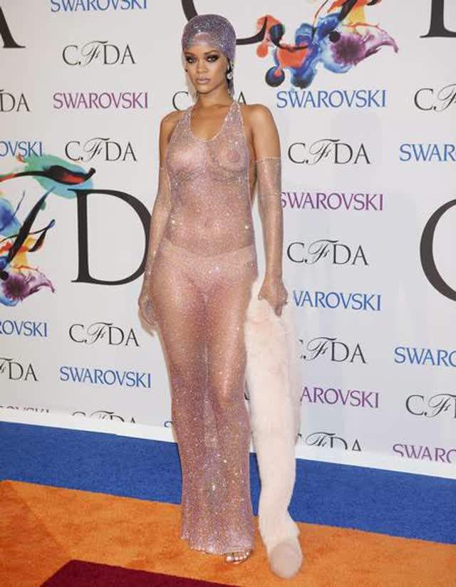 Rihanna usa look ousado, que deixa seios à mostra 8