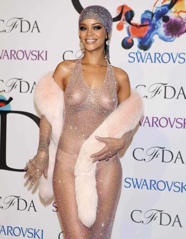 Rihanna usa look ousado, que deixa seios à mostra 9