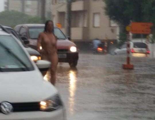 VÍDEO Mulher é flagrada nua em Porto Alegre 6