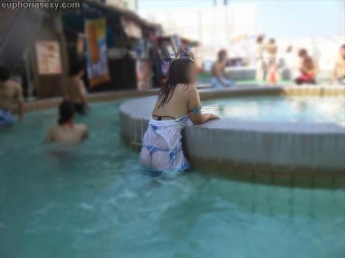 Caiu na net japonesa safada se exibindo no parque aquático em Wakayama Japao 10