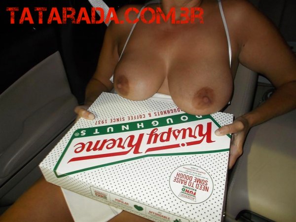 Ela adora mostrar os peitos toda hora 37