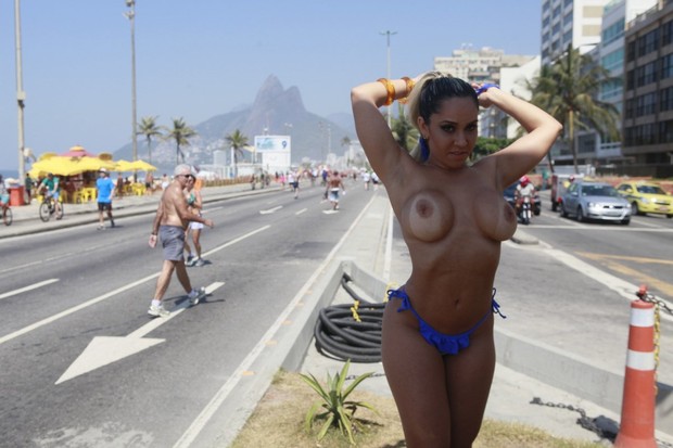 Fotos do toplessaço na Praia de Ipanema 16