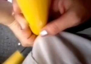 deixou-o-cara-no-onibus-esfregar-a-rola-na-maozinha-dela | Não Conto
