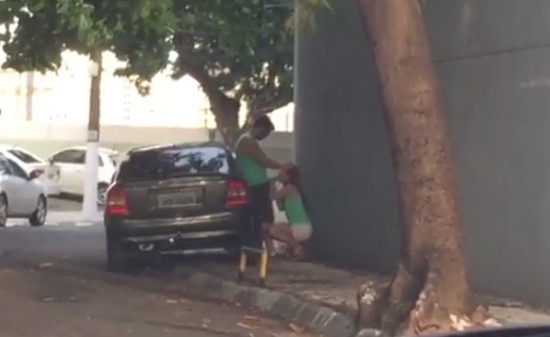 Casal flagrado fazendo sexo na rua no carnaval de salvador