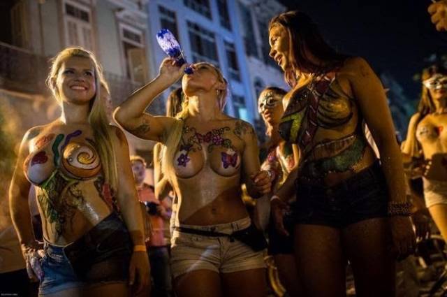 Mulheres peladas no carnaval 64