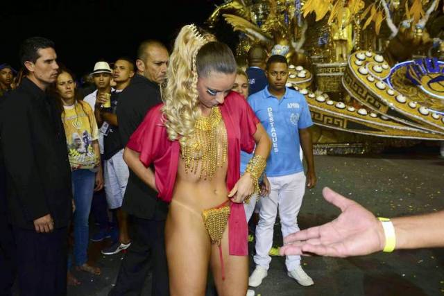 Mulheres peladas no carnaval 77