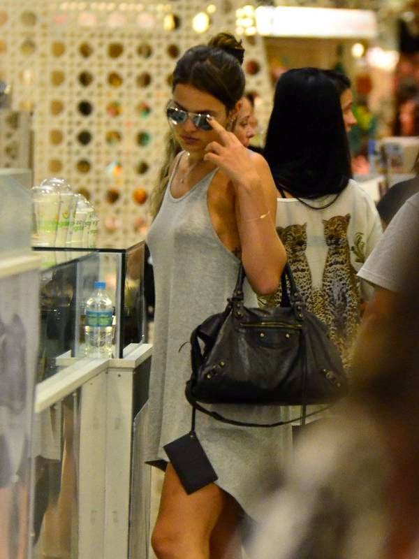 Bruna Marquezine sem sutiã e com os faróis acesos em Shopping na Tijuca 12