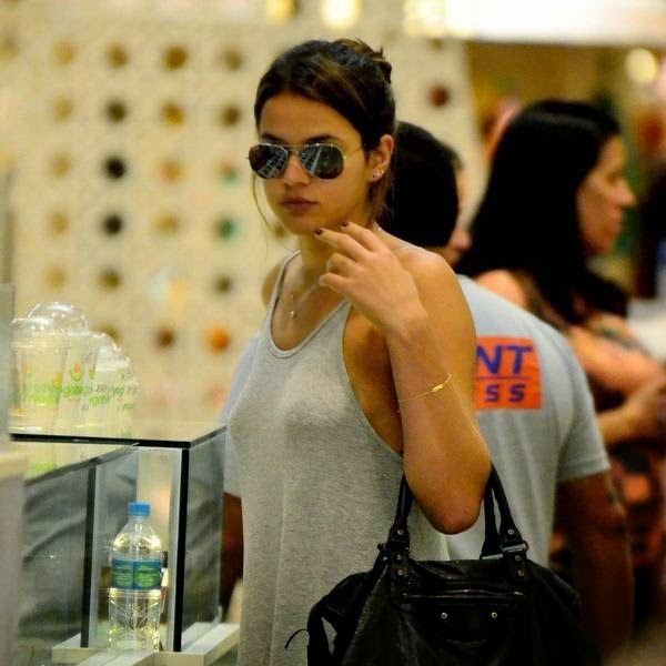 Bruna Marquezine sem sutiã e com os faróis acesos em Shopping na Tijuca 2