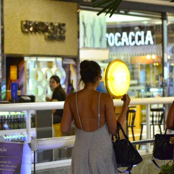 Bruna Marquezine sem sutiã e com os faróis acesos em Shopping na Tijuca 5