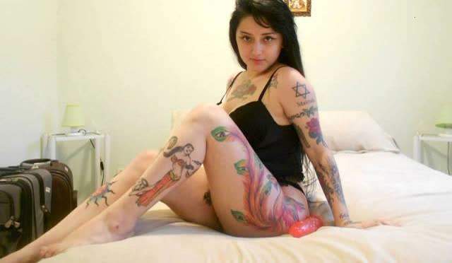 Debbi Delacort, Rockeira bem gostosa toda tatuada caiu na net 56