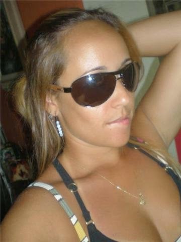 Loirinha casada perdeu a camera e teve fotos vazadas 24
