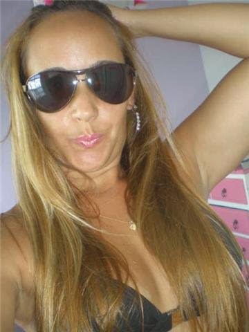 Loirinha casada perdeu a camera e teve fotos vazadas 4
