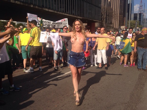 Ju Isen ficou pelada nua durante protesto em São paulo 10